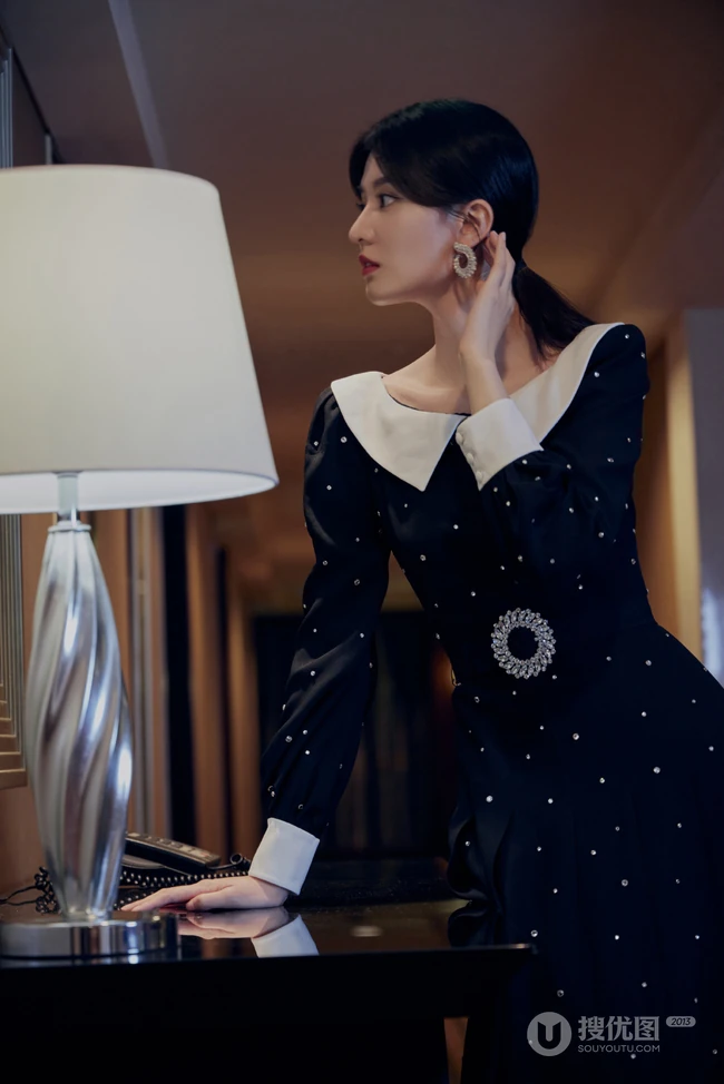 乔欣优雅端庄点钻连衣黑裙穿搭落落大方写真美照