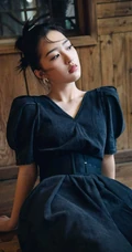 邓恩熙甜美可人V领牛仔裙复古小木屋悠闲活力写真美照