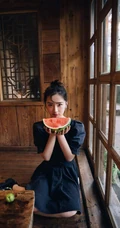 邓恩熙甜美可人V领牛仔裙复古小木屋悠闲活力写真美照