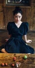 邓恩熙甜美可人V领牛仔裙复古小木屋悠闲活力写真美照