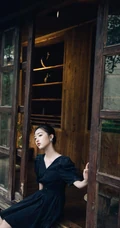 邓恩熙甜美可人V领牛仔裙复古小木屋悠闲活力写真美照