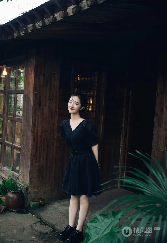 邓恩熙甜美可人V领牛仔裙复古小木屋悠闲活力写真美照