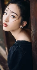 邓恩熙甜美可人V领牛仔裙复古小木屋悠闲活力写真美照