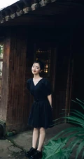 邓恩熙甜美可人V领牛仔裙复古小木屋悠闲活力写真美照