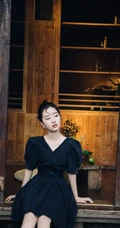 邓恩熙甜美可人V领牛仔裙复古小木屋悠闲活力写真美照