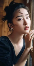 邓恩熙甜美可人V领牛仔裙复古小木屋悠闲活力写真美照
