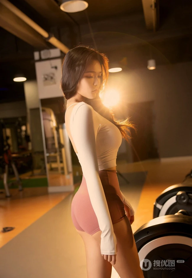 运动女孩的魅力，气质高挑女生娜比Nabi粉色紧身运动短裤健身房写真套图