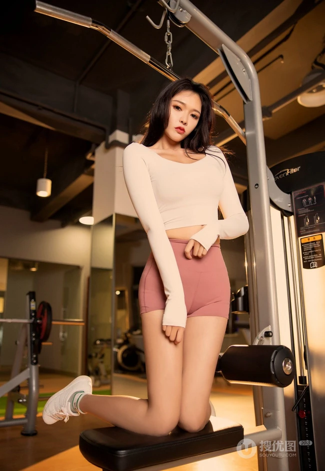 运动女孩的魅力，气质高挑女生娜比Nabi粉色紧身运动短裤健身房写真套图