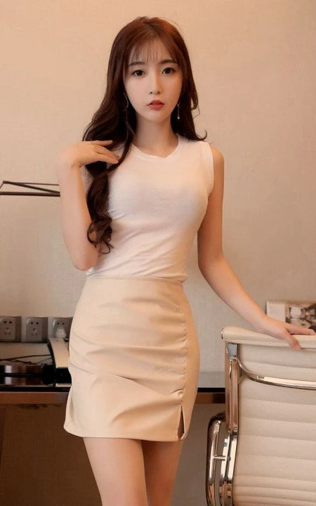 语画界漂女生林星阑白色背心紧身短裙肉袜装穿着室内高清写真套图