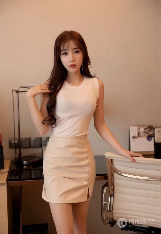 语画界漂女生林星阑白色背心紧身短裙肉袜装穿着室内高清写真套图