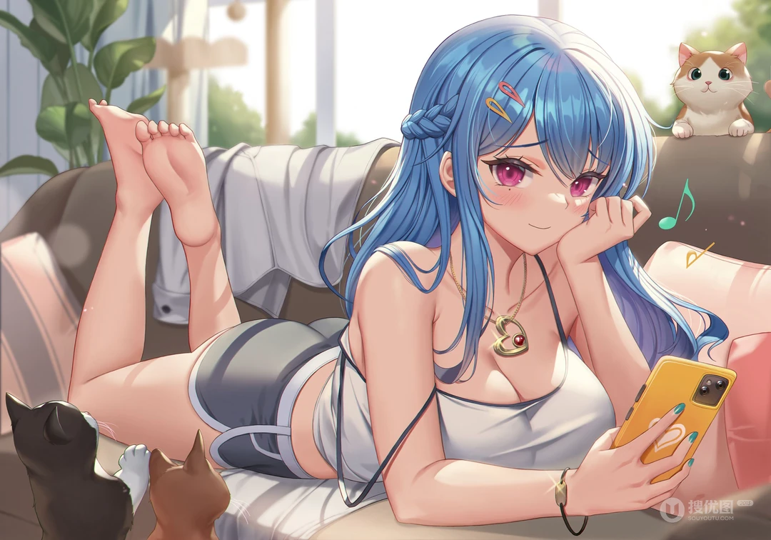 趴在沙发上玩手机的性感丰满吊带背心短裤动漫美少女手机壁纸图片