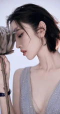 唐艺昕超气质低领星河裙装展曼妙身姿优雅写真图片