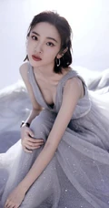 唐艺昕超气质低领星河裙装展曼妙身姿优雅写真图片
