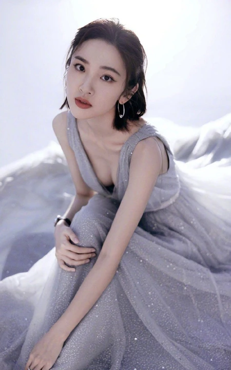 唐艺昕超气质低领星河裙装展曼妙身姿优雅写真图片