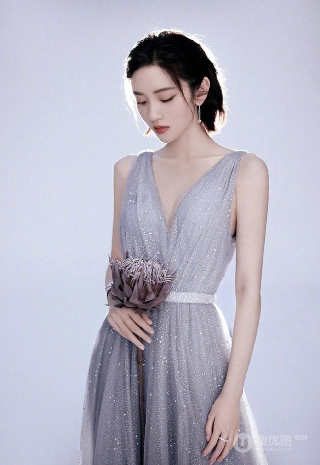 唐艺昕超气质低领星河裙装展曼妙身姿优雅写真图片