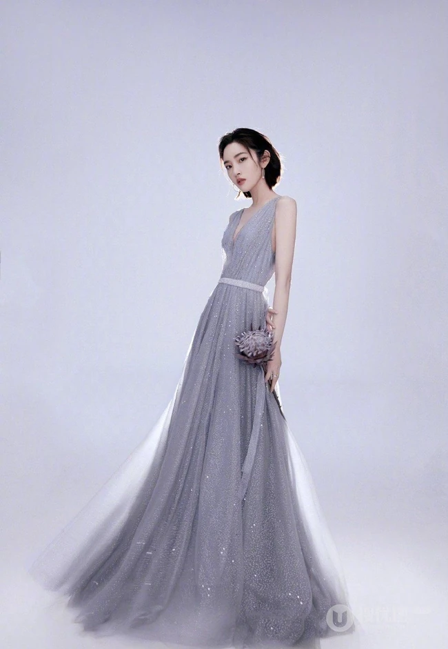 唐艺昕超气质低领星河裙装展曼妙身姿优雅写真图片