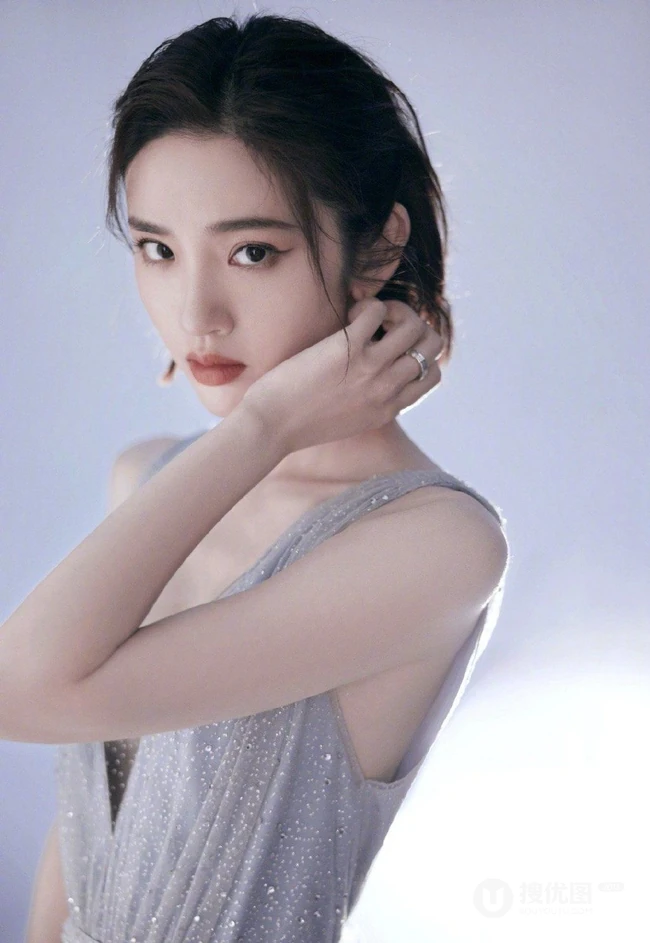 唐艺昕超气质低领星河裙装展曼妙身姿优雅写真图片