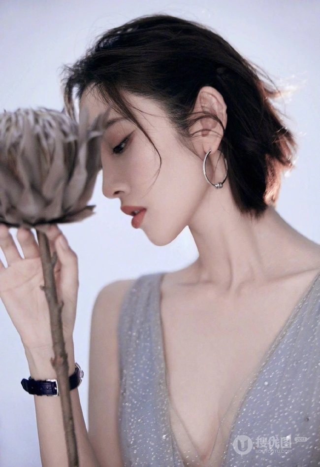 唐艺昕超气质低领星河裙装展曼妙身姿优雅写真图片