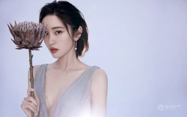 唐艺昕超气质低领星河裙装展曼妙身姿优雅写真图片