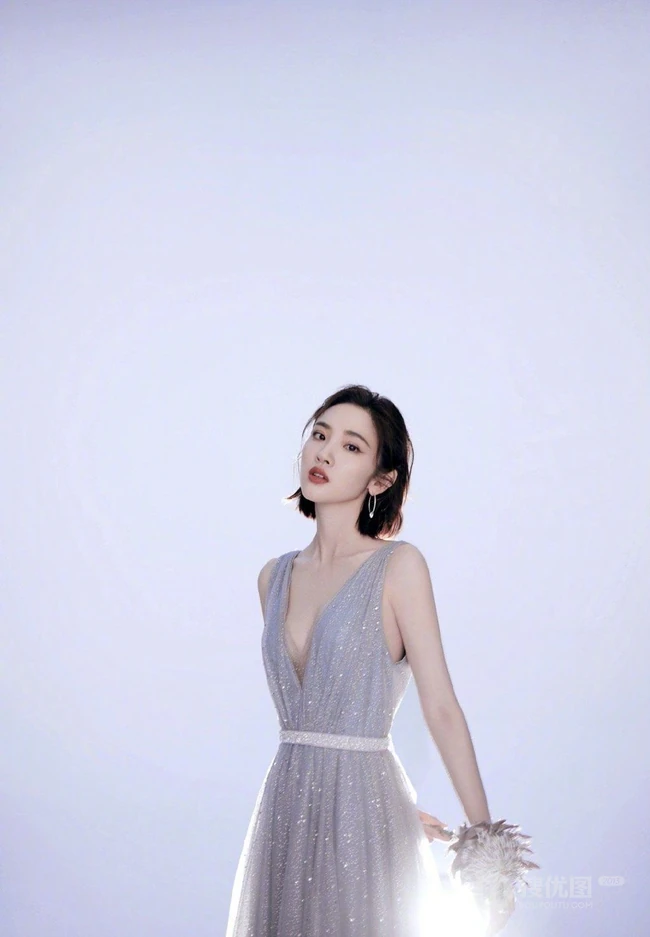 唐艺昕超气质低领星河裙装展曼妙身姿优雅写真图片