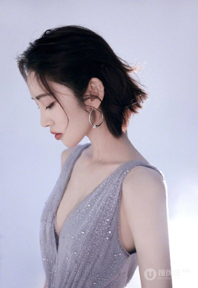 唐艺昕超气质低领星河裙装展曼妙身姿优雅写真图片