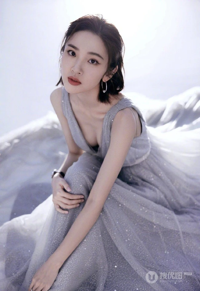 唐艺昕超气质低领星河裙装展曼妙身姿优雅写真图片