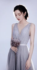 唐艺昕超气质低领星河裙装展曼妙身姿优雅写真图片