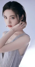 唐艺昕超气质低领星河裙装展曼妙身姿优雅写真图片