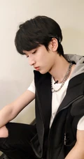00后帅气大男孩，广东帅哥严浩翔精选阳光自拍，生活照，写真图片