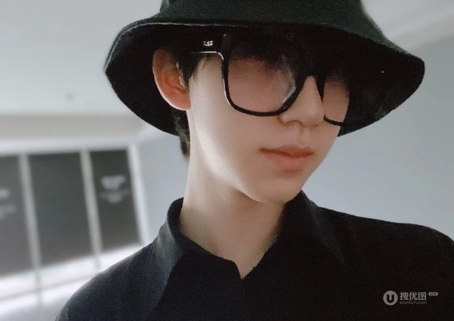 00后干净帅气四川籍美少年贺峻霖精选写真生活照自拍图片