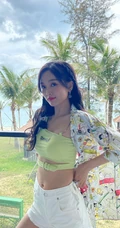 海边的夏天，吴宣仪甜美可爱礼裙衣短裤穿搭夏日风十足旅拍照片