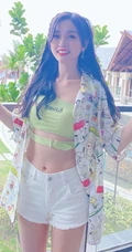 海边的夏天，吴宣仪甜美可爱礼裙衣短裤穿搭夏日风十足旅拍照片