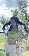 海边的夏天，吴宣仪甜美可爱礼裙衣短裤穿搭夏日风十足旅拍照片