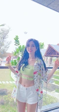 海边的夏天，吴宣仪甜美可爱礼裙衣短裤穿搭夏日风十足旅拍照片