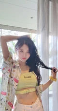 海边的夏天，吴宣仪甜美可爱礼裙衣短裤穿搭夏日风十足旅拍照片