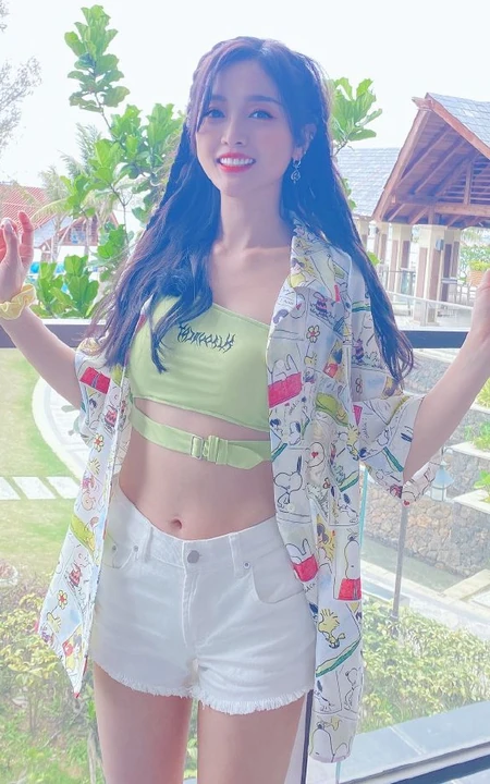 海边的夏天，吴宣仪甜美可爱礼裙衣短裤穿搭夏日风十足旅拍照片