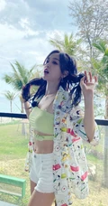 海边的夏天，吴宣仪甜美可爱礼裙衣短裤穿搭夏日风十足旅拍照片