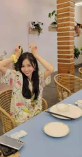 海边的夏天，吴宣仪甜美可爱礼裙衣短裤穿搭夏日风十足旅拍照片