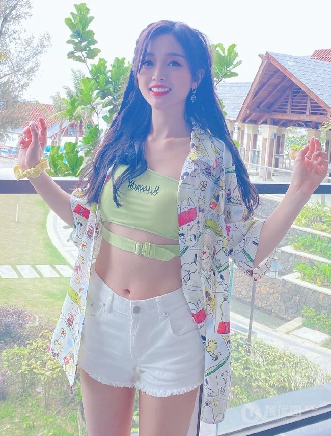 海边的夏天，吴宣仪甜美可爱礼裙衣短裤穿搭夏日风十足旅拍照片