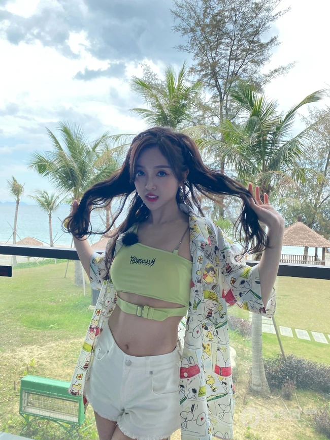 海边的夏天，吴宣仪甜美可爱礼裙衣短裤穿搭夏日风十足旅拍照片