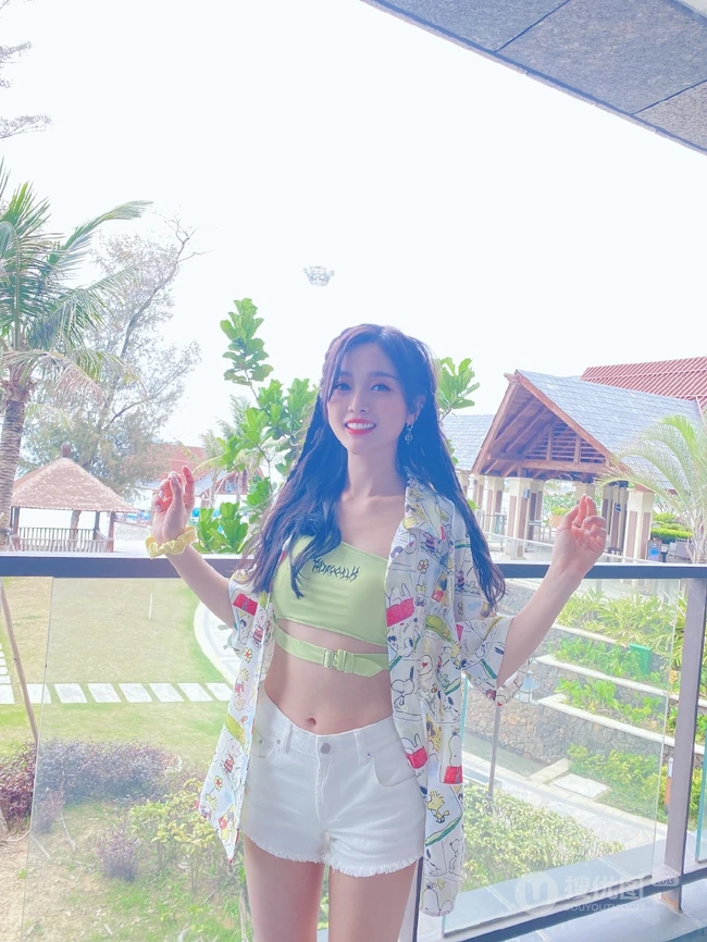 海边的夏天，吴宣仪甜美可爱礼裙衣短裤穿搭夏日风十足旅拍照片