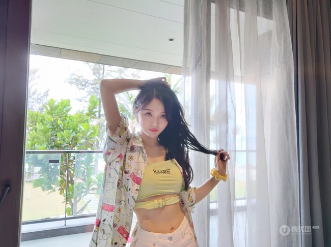 海边的夏天，吴宣仪甜美可爱礼裙衣短裤穿搭夏日风十足旅拍照片