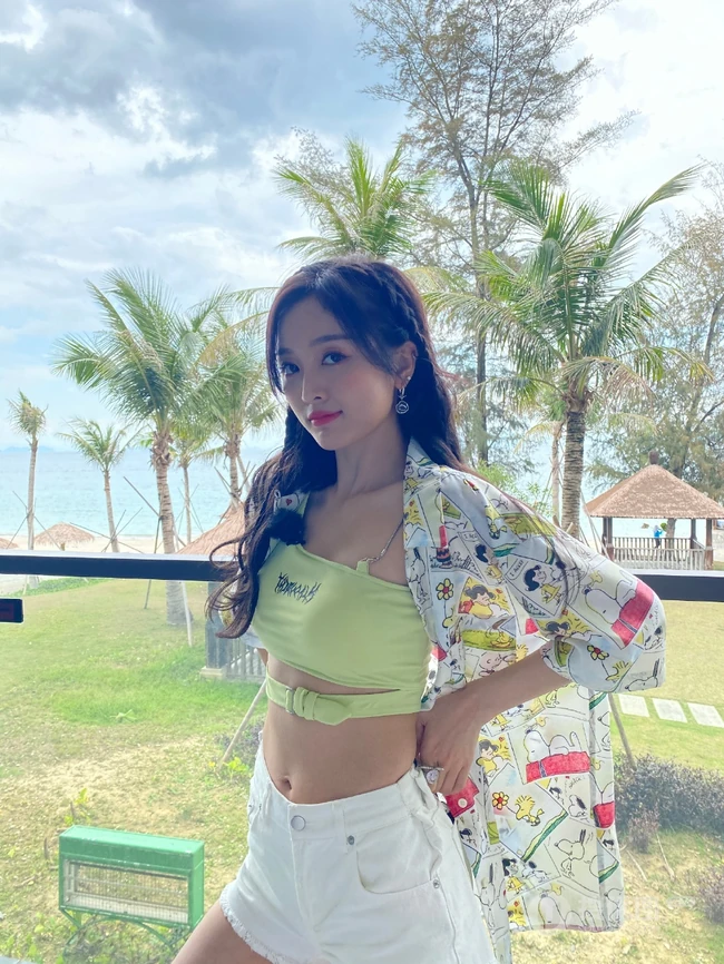 海边的夏天，吴宣仪甜美可爱礼裙衣短裤穿搭夏日风十足旅拍照片