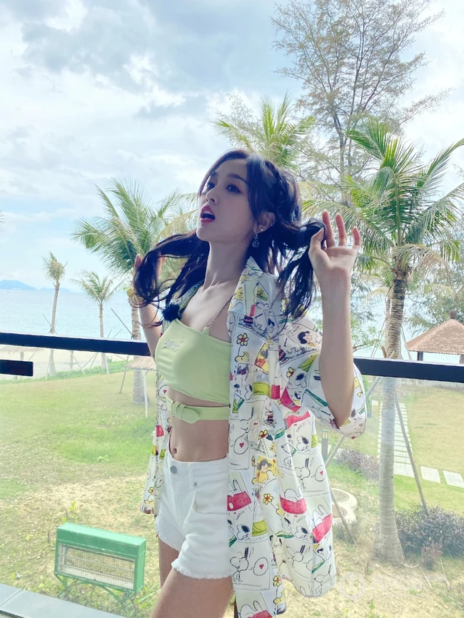 海边的夏天，吴宣仪甜美可爱礼裙衣短裤穿搭夏日风十足旅拍照片