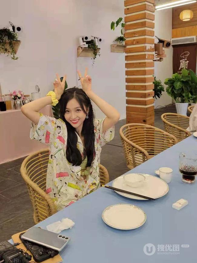 海边的夏天，吴宣仪甜美可爱礼裙衣短裤穿搭夏日风十足旅拍照片