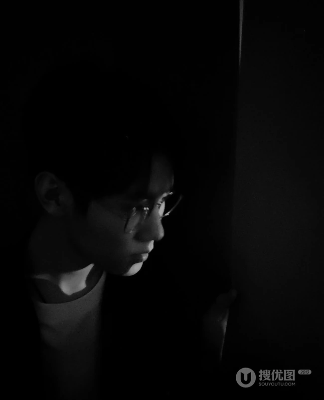 张真源帅气黑白照片