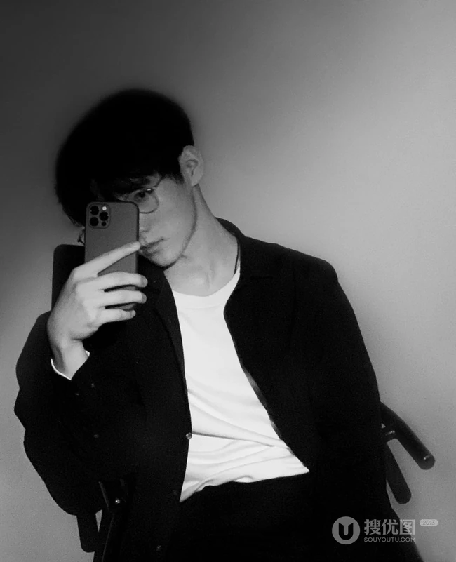 张真源帅气黑白照片