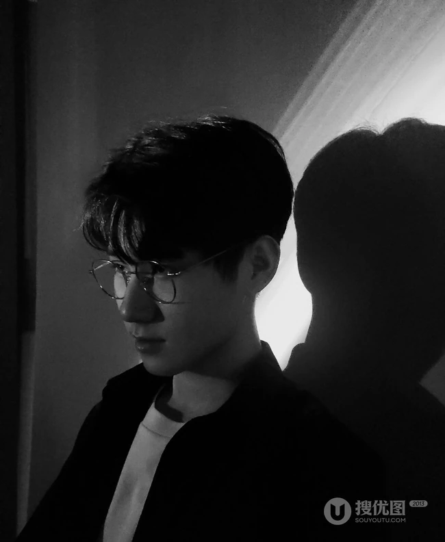 张真源帅气黑白照片