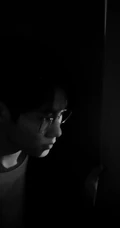张真源帅气黑白照片