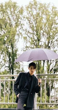 许凯全黑LOOK穿搭下雨天户外帅气十足写真图片